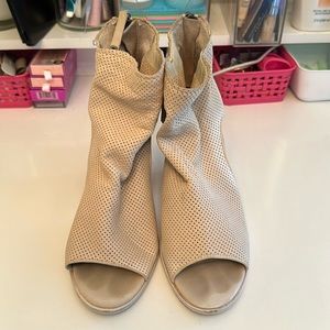 DOLCE VITA CREAM HEELS